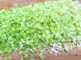 2、芹菜疙瘩,切碎
