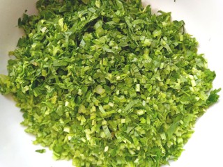 3、芹菜疙瘩,切好装盆