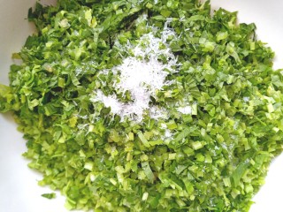 4、芹菜疙瘩,放入少许盐，味精