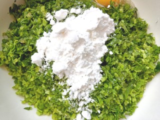 5、芹菜疙瘩,放入一汤勺淀粉