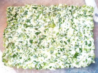 8、芹菜疙瘩,放入盒中，整理好压一下