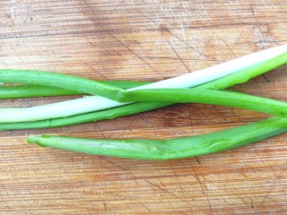 13、芹菜疙瘩,香葱摘好洗净