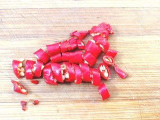 15、芹菜疙瘩,米辣洗净切碎备用