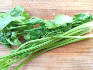 16、芹菜疙瘩,香菜洗净
