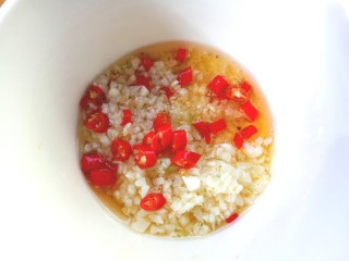 19、芹菜疙瘩,蒜，米辣入碗中，油烧热浇入碗中