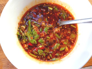 22、芹菜疙瘩,放入香葱，香菜，搅拌均匀