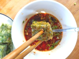 23、芹菜疙瘩,夹一块，沾汁尝一尝，清香筋道，好吃过瘾。