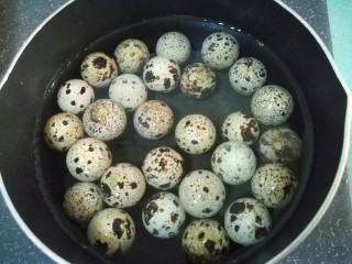 1、麻辣香锅,鹌鹑蛋冷水下锅煮熟