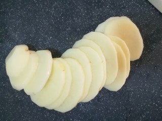 5、麻辣香锅,土豆削皮切片，大概五毫米厚度，不要太薄