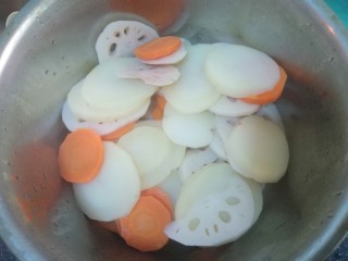 7、麻辣香锅,焯好后捞起来滤干水分