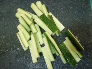 9、麻辣香锅,再将黄瓜切条