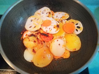 15、麻辣香锅,这时加入蔬菜，中大火翻炒