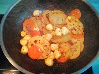 16、麻辣香锅,加入鹌鹑蛋，再加少许盐和鸡粉，快速翻炒两分钟