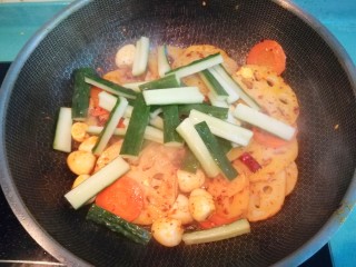 17、麻辣香锅,出锅前一分钟放入黄瓜条