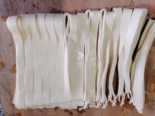 1、水煮千张,千张清洗干净，把它切成条