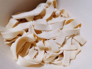 3、水煮千张,再把它捞起来