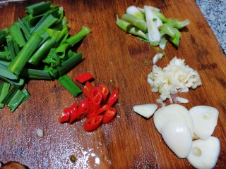 4、水煮千张,配料如图切好