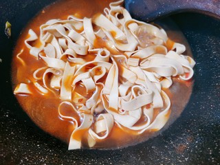 10、水煮千张,锅里留汤，烧开后，再把千张放下去煮