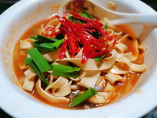 12、水煮千张,再放入干辣椒