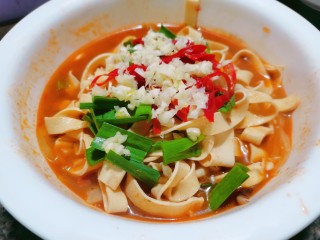 13、水煮千张,撒上蒜蓉