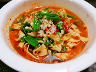 15、水煮千张,另起锅烧油，油开后再浇上去