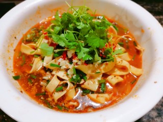 16、水煮千张,最后放几片香菜，点缀一下