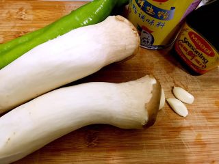 1、青椒素炒杏鲍菇,材料备好