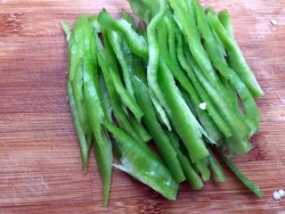 2、青椒素炒杏鲍菇,青椒洗净去籽切丝