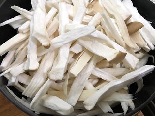 3、青椒素炒杏鲍菇,杏鲍菇洗净撕成丝