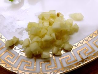 4、青椒素炒杏鲍菇,大蒜拍扁切末