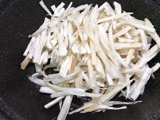 5、青椒素炒杏鲍菇,干净的炒锅里加入杏鲍菇丝