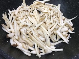 6、青椒素炒杏鲍菇,慢慢煸软后盛出（干煸的时候杏鲍菇的香气迷人极啦）