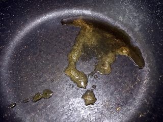 7、青椒素炒杏鲍菇,锅里加入少许植物油