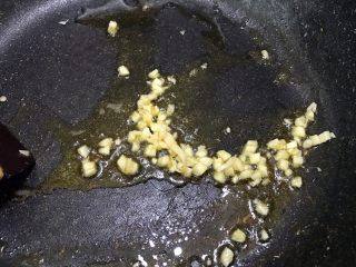 8、青椒素炒杏鲍菇,加入蒜末爆香