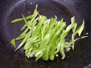 9、青椒素炒杏鲍菇,加入青椒丝翻炒变软