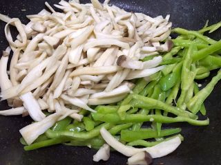 10、青椒素炒杏鲍菇,加入煸软的杏鲍菇