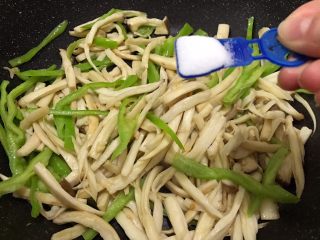 11、青椒素炒杏鲍菇,加入1勺盐调味
