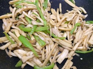 14、青椒素炒杏鲍菇,翻炒均匀即可出锅