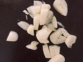 3、蒜香薯叶,大蒜切碎