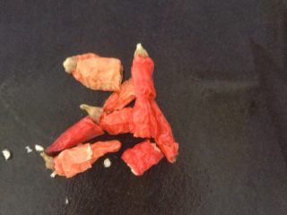 4、蒜香薯叶,干辣椒切段