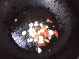 6、蒜香薯叶,放入大蒜和干辣椒