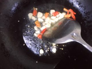 7、蒜香薯叶,炒香