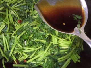 9、蒜香薯叶,薯叶炒软后加入适量生抽