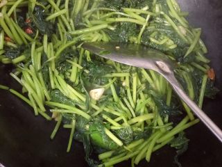 11、蒜香薯叶,翻炒均匀