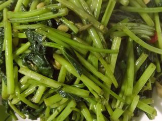 12、蒜香薯叶,起锅装盘