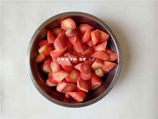 1、胡萝卜红烧肉,胡萝卜削皮，洗净，切滚刀块；