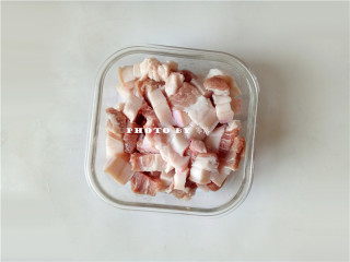 2、胡萝卜红烧肉,五花肉洗净后，切方块；