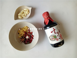 3、胡萝卜红烧肉,备好调料：干辣椒段，花椒，八角，三奈，姜粒，大蒜瓣，酱油；