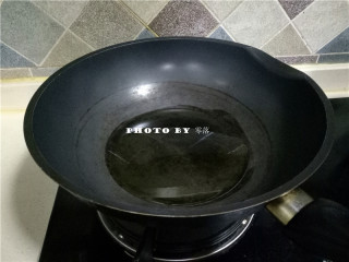 4、胡萝卜红烧肉,炒锅烧热，倒入适量植物油；