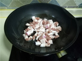 5、胡萝卜红烧肉,放入五花肉煸炒；